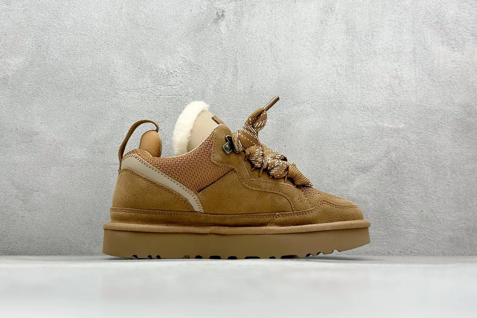 🐲💰 560 Support store UGG sheepskin all-in-one snow boots Mel style upper design, recycled ballistic canvas mesh, high-quality suede upper, two-color flat shoelaces. The inner material of the shoe is made of Longfeng sheep fur. Furry lining keeps warm and locks in heat. The sole material is a comfortable Treadlite by UGG EVA light wing outsole. Item number: 1144032 Size: 35-45